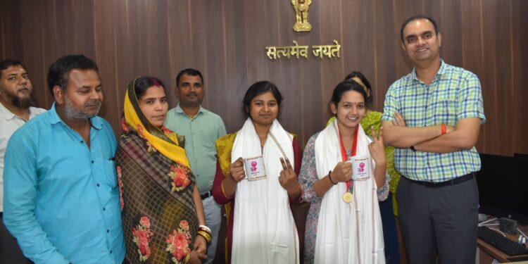 इंटरमीडिएट टॉपर छात्राओं को डीएम डॉक्टर आलोक रंजन घोष ने दिया प्रशस्ति पत्र,उत्साहवर्धन करते हुए कहा-किसी भी क्षेत्र में कम नहीं हैं लड़कियां