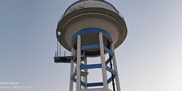 पसराहा में जलमीनार से पानी टपकना हुआ बंद, लोगों में मचा हाहाकार, बाजार से पानी खरीदने को विवश हुए सैकड़ों परिवार के लोग