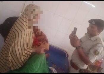 प्रेमिका ने प्रेमी की दूसरी लड़की से होने वाले निकाह का किया विरोध तो प्रेमी पक्ष के लोगों ने प्रेमिका को पटककर जबरन पिलाया एसिड,हालत गंभीर, पड़ताल में जुटी पुलिस