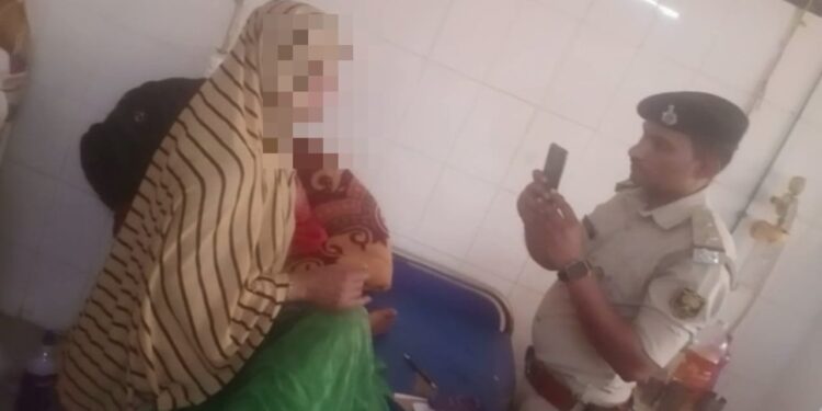 प्रेमिका ने प्रेमी की दूसरी लड़की से होने वाले निकाह का किया विरोध तो प्रेमी पक्ष के लोगों ने प्रेमिका को पटककर जबरन पिलाया एसिड,हालत गंभीर, पड़ताल में जुटी पुलिस