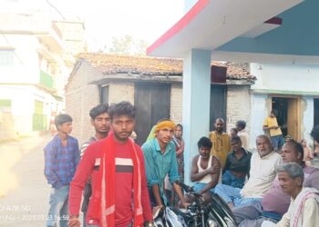 सामुदायिक भवन का ताला नहीं खुलने से नाराज स्थानीय युवाओं ने वीडियो बनाकर किया वायरल, मामले की जांच करने पहुंचे बीडीओ