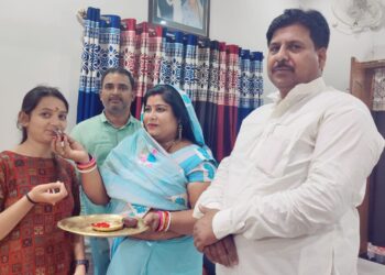 पूर्व नगर सभापति सीता कुमारी ने बिहार टॉपर आयुषी नंदन को लगाया तिलक तो पूर्व राजद एमएलसी प्रत्याशी मनोहर यादव ने कहा-खगड़िया की बेटी ने देश में बढ़ाया बिहार का मान