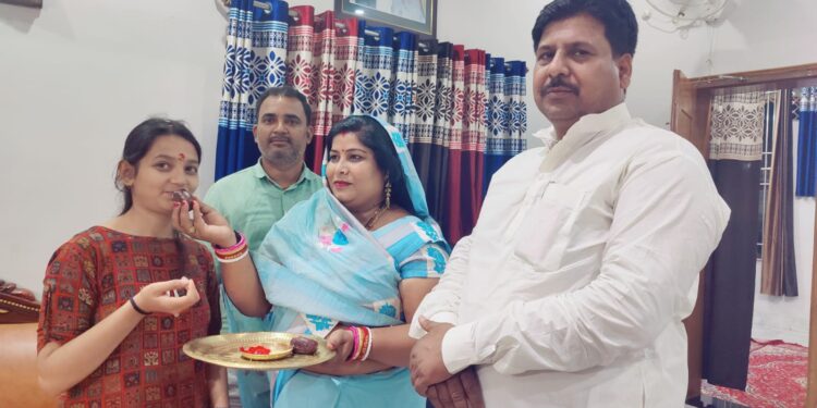 पूर्व नगर सभापति सीता कुमारी ने बिहार टॉपर आयुषी नंदन को लगाया तिलक तो पूर्व राजद एमएलसी प्रत्याशी मनोहर यादव ने कहा-खगड़िया की बेटी ने देश में बढ़ाया बिहार का मान