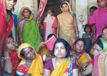 इलाज कराकर वापस घर लौट रहे बाइक सवार दंपति को पिकअप ने रौंदा,पति की दर्दनाक मौत,पत्नी जख्मी