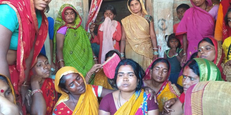 इलाज कराकर वापस घर लौट रहे बाइक सवार दंपति को पिकअप ने रौंदा,पति की दर्दनाक मौत,पत्नी जख्मी