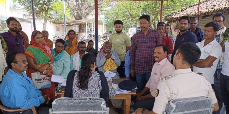 गोगरी और बेलदौर थाना परिसर में जनता दरबार आयोजित,भूमि विवाद से संबंधित कई मामले निष्पादित