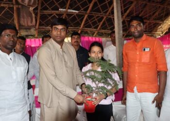 स्टेट टॉपर आयुषी नंदन को वीआई सुप्रीमो सह पूर्व मंत्री मुकेश सहनी ने किया सम्मानित,दिया मदद का आश्वासन