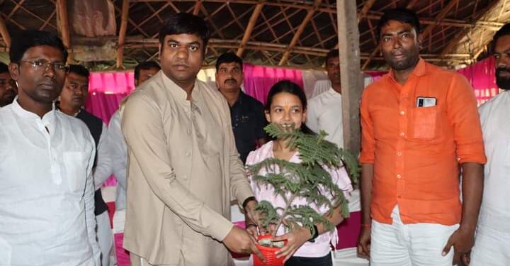 स्टेट टॉपर आयुषी नंदन को वीआई सुप्रीमो सह पूर्व मंत्री मुकेश सहनी ने किया सम्मानित,दिया मदद का आश्वासन