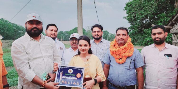 स्टेट टॉपर आयुषी नंदन ने बेटियों के साथ-साथ बिहार का भी देश में बढ़ाया मान: मनोज कुमार