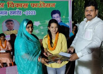 प्रतिभा सम्मान समारोह आयोजित कर तीन हस्तियों को किया गया सम्मानित… साधन-संसाधन के अभाव में बिखरने नहीं दूंगा प्रतिभा:मनोहर कुमार यादव