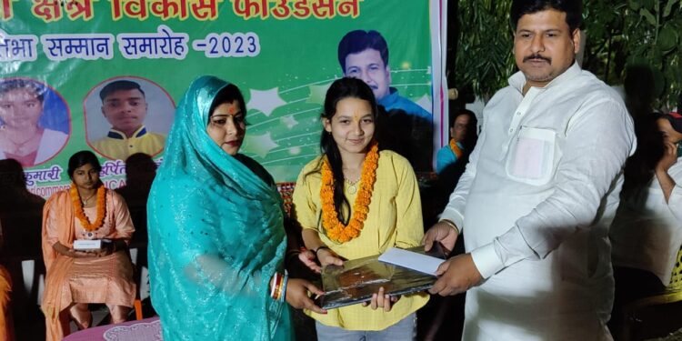 प्रतिभा सम्मान समारोह आयोजित कर तीन हस्तियों को किया गया सम्मानित… साधन-संसाधन के अभाव में बिखरने नहीं दूंगा प्रतिभा:मनोहर कुमार यादव