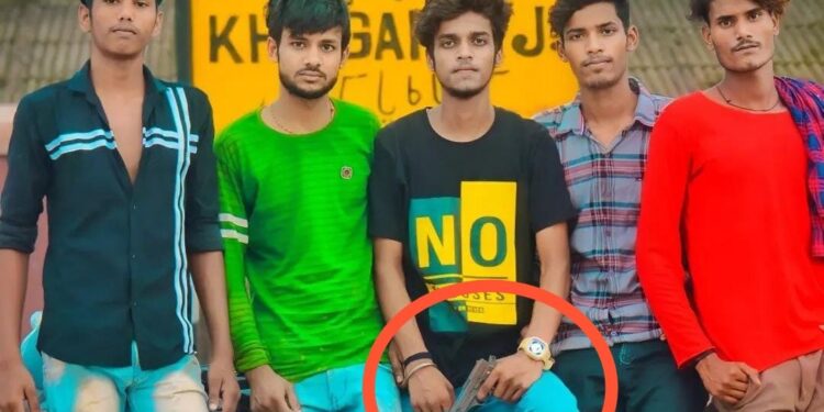 खगड़िया में हथियार बना खिलौना,इंटरनेट मीडिया से लेकर सड़क तक हथियार लहराने से लोग नहीं आ रहे बाज,बेला सिमरी में हथियार लहरा रहे युवक को ग्रामीणों ने खदेड़ा,वायरल हुआ वीडियो