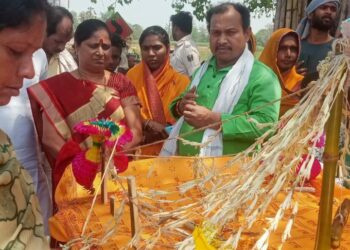 पंच तत्व में विलीन हो गए संत कार्तिक साहेब,अंतिम दर्शन को उमड़ी भीड़,पूर्व विधायक पूनम यादव सहित सैकड़ों लोगों ने दी भावभीनी श्रद्धांजलि