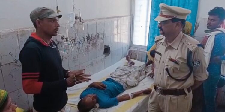 रंगदारी नहीं मिलने से आक्रोशित बदमाशों ने पुल निर्माण कंपनी के मुंशी को मारपीट कर किया घायल, सदर अस्पताल में कराया गया भर्ती