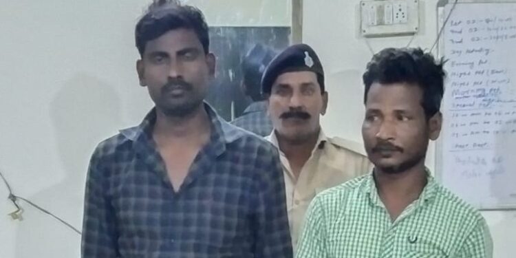 शराबबंदी के बाद से नशीली दवाओं के आदि हुए युवा प्रतिबंधित दवाओं का कर रहे सेवन…भारी मात्रा में प्रतिबंधित नशीली दवाई के साथ दो गिरफ्तार