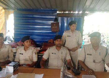 श्मशान में इंसानों के अंतिम संस्कार की आड़ में बनाई जा रही थी शराब, पुलिस ने किया मामले का उद्भेदन…देसी कारबाइन, पिस्टल और कारतूस बरामद