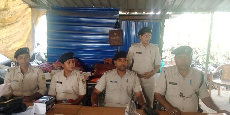 श्मशान में इंसानों के अंतिम संस्कार की आड़ में बनाई जा रही थी शराब, पुलिस ने किया मामले का उद्भेदन…देसी कारबाइन, पिस्टल और कारतूस बरामद