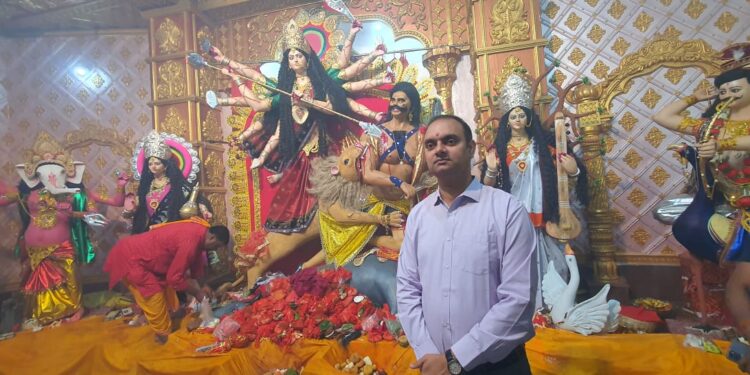 जिलाधिकारी ने की महद्दीपुर दुर्गा मंदिर में पूजा अर्चना,डीएम और एसपी ने मेला में सुरक्षा व्यवस्था का लिया जायजा,कहा-असामाजिक तत्वों पर रहेगी पैनी नजर