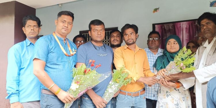 मैट्रिक की परीक्षा में चौथा स्थान लाकर नेहा ने सूबे में बढ़ाया जिले का मान, बधाईयों का लगा तांता, डीएम ने भी नेहा को दी बधाई,कहा-इसी तरह आगे बढ़ते रहिए