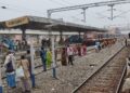 …और जब बिना सूचना के प्लेटफार्म पर पहुंच गई ट्रेन, रहा अफरातफरी का माहौल