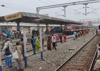 …और जब बिना सूचना के प्लेटफार्म पर पहुंच गई ट्रेन, रहा अफरातफरी का माहौल