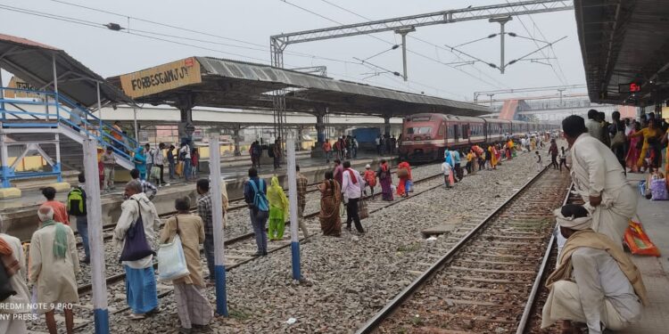 …और जब बिना सूचना के प्लेटफार्म पर पहुंच गई ट्रेन, रहा अफरातफरी का माहौल