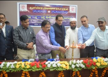 …और जब एमपी ने उर्दू सीखने के लिए इश्क करना बताया जरुरी,तो डीएम आलोक रंजन घोष ने कहा-समाहरणालय के सभी कार्यालयों में उर्दू में बोर्ड एवं लगाए जाएंगे स्वागत संदेश