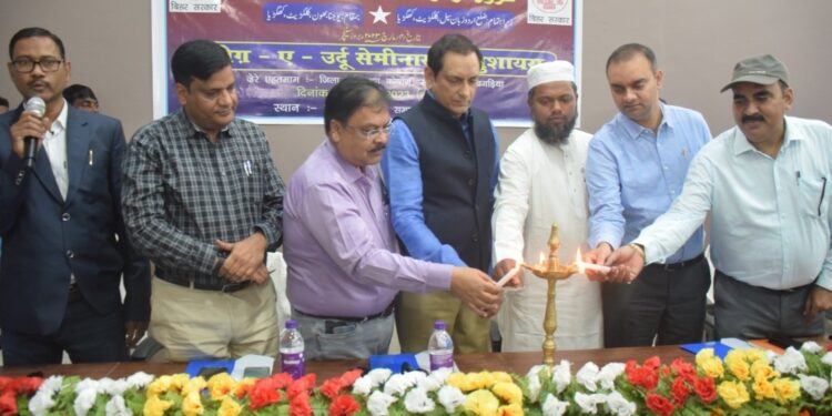 …और जब एमपी ने उर्दू सीखने के लिए इश्क करना बताया जरुरी,तो डीएम आलोक रंजन घोष ने कहा-समाहरणालय के सभी कार्यालयों में उर्दू में बोर्ड एवं लगाए जाएंगे स्वागत संदेश