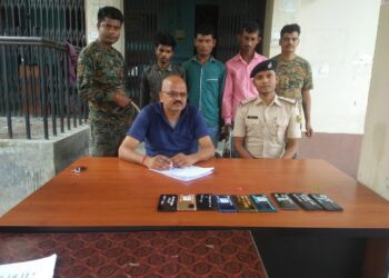 मोबाइल चोरी कर पश्चिम बंगाल में कर देता था बिक्री, संगठित गिरोह का तीन सदस्य चोरी के नौ मोबाइल सहित चढ़ा पुलिस के हत्थे