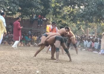 विभिन्न जगहों से आए दिग्गज पहलवानों ने अखाड़े में ठोंका ताल, रोचक मुकाबले को देखने उमड़ी भीड़