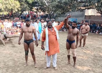 विभिन्न राज्यों से आए पहलवानों को देखने उमड़ी भीड़,खगड़िया के पहलवान ने गोरखपुर के पहलवान को दी पटखनी तो गोरखपुर के पहलवान ने बेगूसराय के पहलवान को चटाया धूल