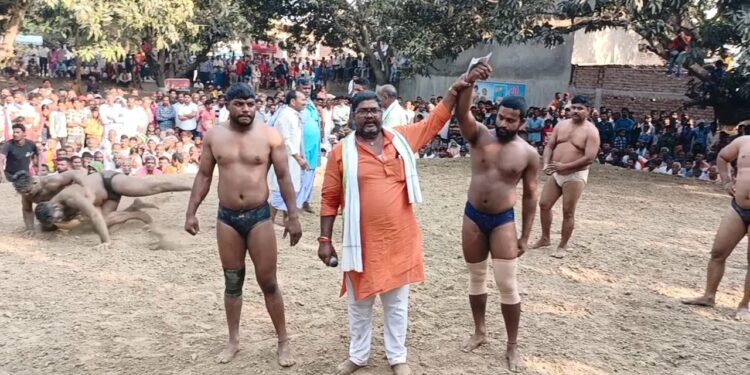 विभिन्न राज्यों से आए पहलवानों को देखने उमड़ी भीड़,खगड़िया के पहलवान ने गोरखपुर के पहलवान को दी पटखनी तो गोरखपुर के पहलवान ने बेगूसराय के पहलवान को चटाया धूल