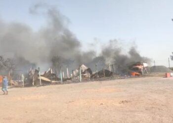 …और देखते-देखते धधकने लगी मां गायत्री पेट्रोल पंप परिसर में आग, होटल के साथ-साथ जल गई दो अन्य दुकानें,लोगों की तत्परता से पेट्रोल पंप बचा