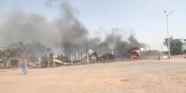 …और देखते-देखते धधकने लगी मां गायत्री पेट्रोल पंप परिसर में आग, होटल के साथ-साथ जल गई दो अन्य दुकानें,लोगों की तत्परता से पेट्रोल पंप बचा