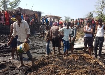 केहर मंडल टोला में देखते-देखते 6घर हो गए राख, मवेशियों को बचाने के चक्कर में वृद्ध भी झुलसे