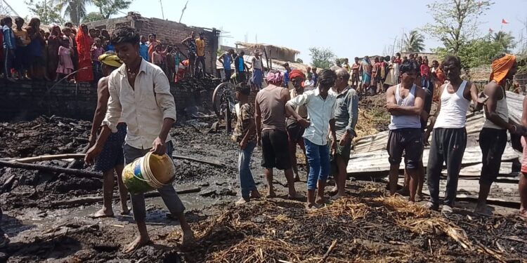 केहर मंडल टोला में देखते-देखते 6घर हो गए राख, मवेशियों को बचाने के चक्कर में वृद्ध भी झुलसे