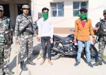 सौ और दो सौ रुपये के जाली नोटों के कारोबार में संलिप्त दो बाइक सवार युवक धराया,हजारों रुपये के जाली नोट के साथ एसएसबी ने दबोचा