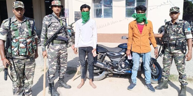 सौ और दो सौ रुपये के जाली नोटों के कारोबार में संलिप्त दो बाइक सवार युवक धराया,हजारों रुपये के जाली नोट के साथ एसएसबी ने दबोचा