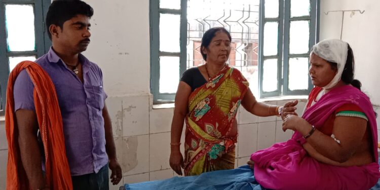 पति ने पत्नी का फोड़ा सिर,जख्मी महिला ने लगाया दहेज प्रताड़ना का आरोप,कहा-अक्सर प्रताड़ित करते हैं पति