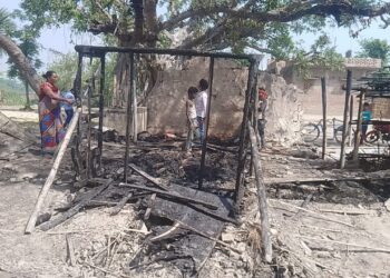 बेलदौर में दो घरों को अग्निदेव ने लिया लील, नकदी सहित लाखों का सामान स्वाहा