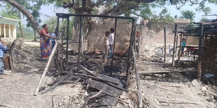 बेलदौर में दो घरों को अग्निदेव ने लिया लील, नकदी सहित लाखों का सामान स्वाहा