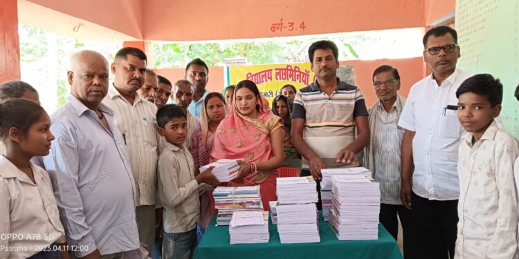 पसराहा में विद्यार्थियों के बीच पुस्तक सेट का वितरण,वर्ग आठ के बच्चों को मिली पुस्तक