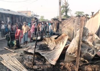 नाश्ते की दुकान से उठी चिंगारी ने शोला बनकर दर्जनों दुकानों के साथ-साथ कई के आशियाने को कर दिया राख,अफरातफरी का रहा माहौल