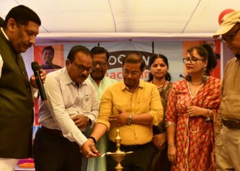 …और जब बच्चों को आई चाचा नेहरू की याद, एसडीओ अमित अनुराग ने बच्चे को गोद में उठाकर पुचकारा