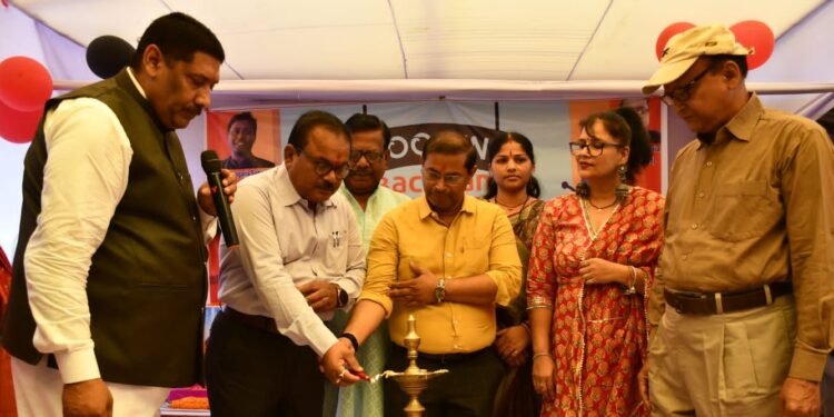 …और जब बच्चों को आई चाचा नेहरू की याद, एसडीओ अमित अनुराग ने बच्चे को गोद में उठाकर पुचकारा