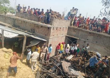 नहीं थम रहा अग्निदेव का तांडव,पसराहा थाना क्षेत्र में फिर लगी आग,फूस के दो घर जलकर स्वाहा,नगदी सहित लाखों का सामान हुआ खाक