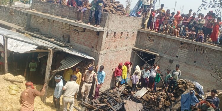 नहीं थम रहा अग्निदेव का तांडव,पसराहा थाना क्षेत्र में फिर लगी आग,फूस के दो घर जलकर स्वाहा,नगदी सहित लाखों का सामान हुआ खाक