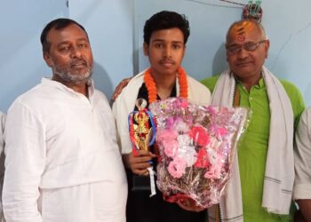 उत्कृष्ट प्रदर्शन के लिए शतरंज खिलाड़ी केशव कुमार यशवंत को किया गया सम्मानित… जिन-जिन अभिभावकों ने अपने बच्चे की प्रतिभा को निखारा है,उनके बच्चे ने देश में सफलता का डंका बजाया है:नागेन्द्र सिंह त्यागी