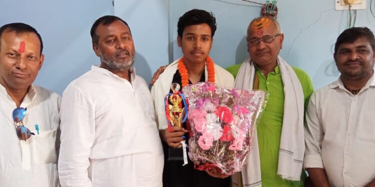 उत्कृष्ट प्रदर्शन के लिए शतरंज खिलाड़ी केशव कुमार यशवंत को किया गया सम्मानित… जिन-जिन अभिभावकों ने अपने बच्चे की प्रतिभा को निखारा है,उनके बच्चे ने देश में सफलता का डंका बजाया है:नागेन्द्र सिंह त्यागी