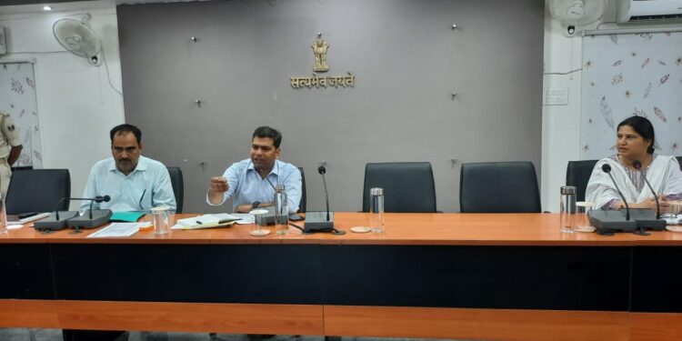 समेकित बाल विकास योजनाओं की समीक्षा बैठक आयोजित, मार्गदर्शिका-2022के आलोक में आंगनवाड़ी सेविका और सहायिकाओं का नियामानुसार चयन जरुरी:डीएम